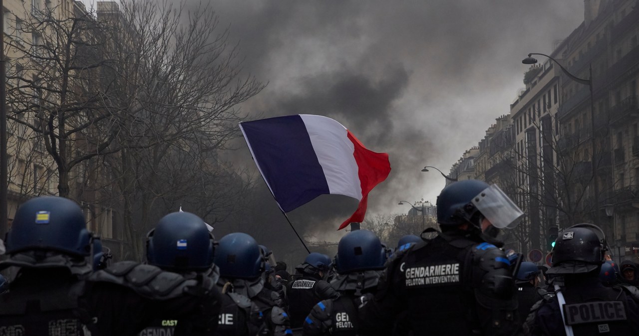 W Francji systematycznie dochodzi do zamieszek i starć z policją /Getty Images