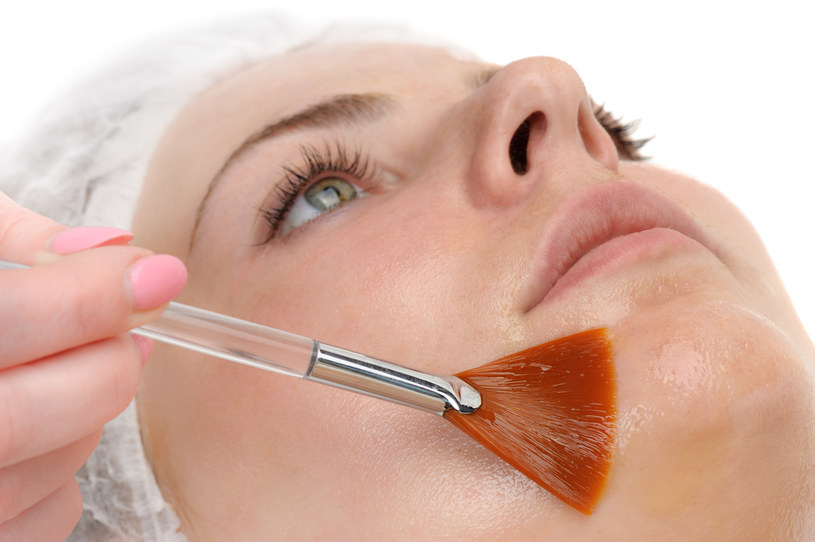 W gabinecie kosmetycznym możesz skorzystać z zabiegów na bazie retinolu /123RF/PICSEL