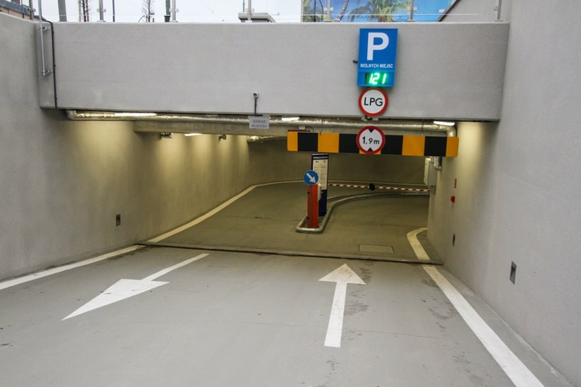 W garażach podziemnych często nie można parkować aut z LPG. Czy dołączą do nich samochody elektryczne? /Jan Graczyński /East News