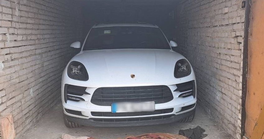 W garażu znajdowało się przykryte kocami skradzione Porsche. /Policja