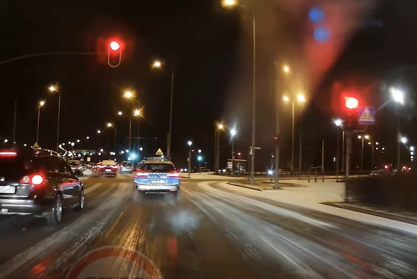 W Gdańsku radiowóz przejechał przez skrzyżowanie na czerwonym świetle. /STOP CHAM/ You Tube/ zrzut ekranu /