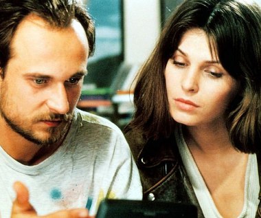 W "Girl Guide" w rolach głównych Juliusz Machulski obsadził filmowych debiutantów, obdarzonego charyzmą Pawła Kukiza, lidera znanej rockowej grupy Piersi oraz modelkę i miss piękności Renatę Gabryjelską, studentkę prawa.

Oboje wywiązali się z powierzonych im zadań bez zarzutu, tworząc niepowtarzalny duet. 

