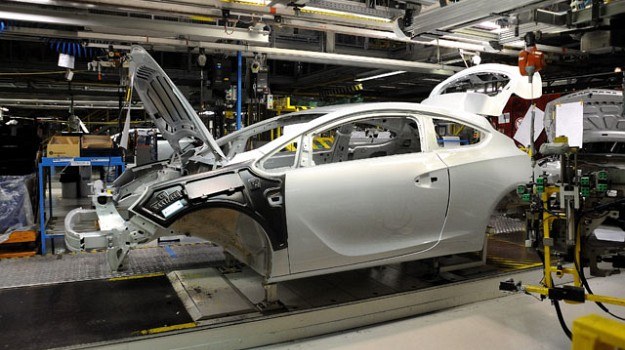 W gliwickiej fabryce Opla jak na razie prace trwają zgodnie z harmonogramem. /Opel