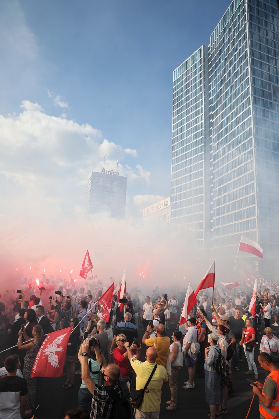 W Godzinę "W" mieszkańcy stolicy oddają cześć uczestnikom Powstania Warszawskiego / 	Leszek Szymański    /PAP