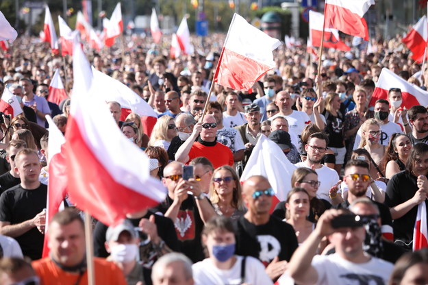 W Godzinę "W" mieszkańcy stolicy oddają cześć uczestnikom Powstania Warszawskiego / 	Leszek Szymański    /PAP