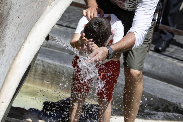W gorących dniach miejskie woda z miejskich pitników może okazać się zbawieniem /MASSIMO PERCOSSI /PAP/EPA
