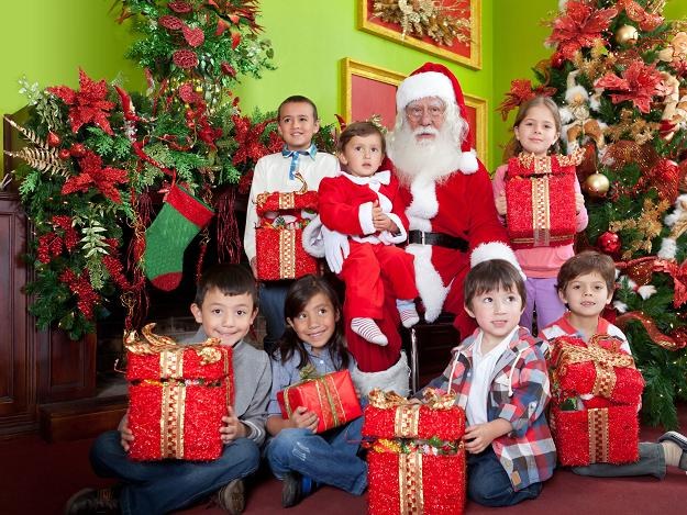 W grudniu, aby wynagrodzić "tych grzecznych", św. Mikołaj przynosi im prezenty... /123RF/PICSEL