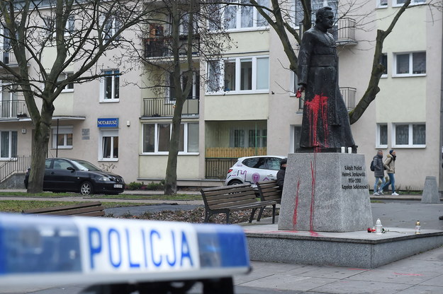 W grudniu zeszłego roku pomnik księdza prałata Henryka Jankowskiego w Gdańsku został oblany czerwoną farbą /Marcin Gadomski /PAP