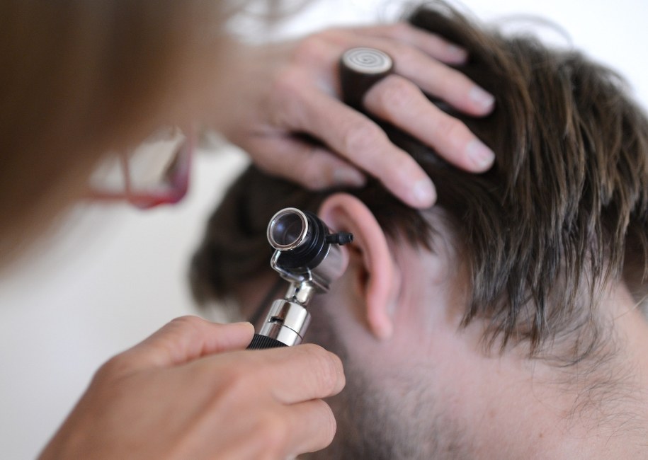 W grupie 40-latków problem dotyka co czwartego badanego. /HELMUT FOHRINGER /PAP