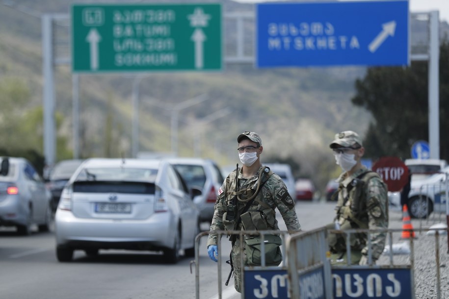 W Gruzji wprowadzono zakaz ruchu samochodów osobowych /ZURAB KURTSIKIDZE /PAP/EPA