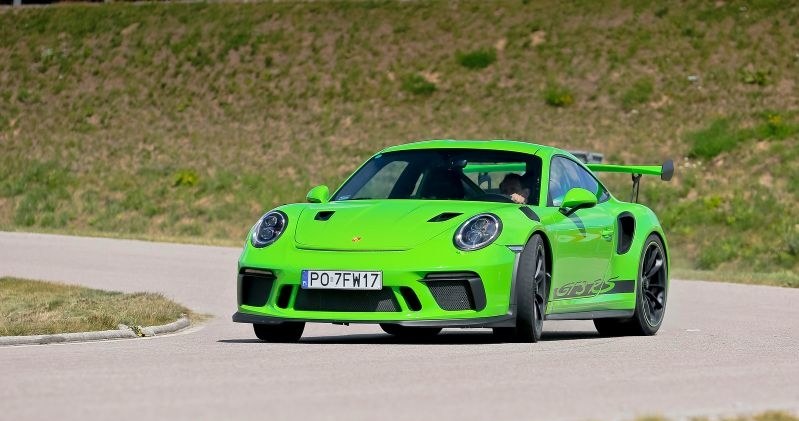 W GT3 RS wszystko podporządkowano jeździe. Dlatego korzysta ono m.in. z elektronicznie kontrolowanych poduszek silnika czy ze sportowego mechanizmu różnicowego. /Motor