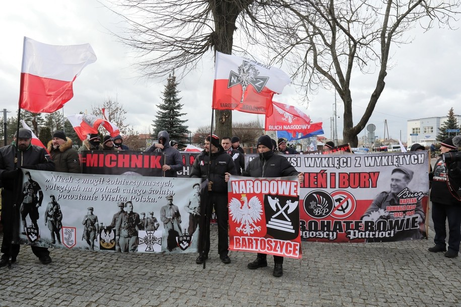 W Hajnówce (Podlaskie) rozpoczął się V Hajnowski Marsz Pamięci Żołnierzy Wyklętych, organizowany w niedzielę przez środowiska narodowe, m.in. ONR. Uczestnicy marszu idą ulicami w centrum miasta przed siedzibę Hajnowskiego Domu Kultury. / 	Artur Reszko    /PAP