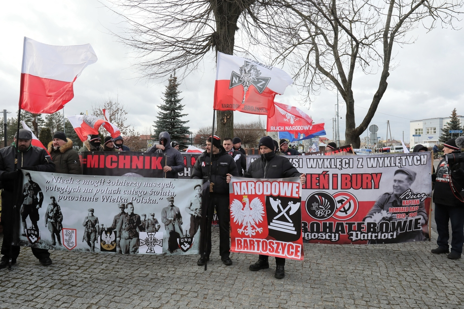 W Hajnówce (Podlaskie) rozpoczął się V Hajnowski Marsz Pamięci Żołnierzy Wyklętych, organizowany w niedzielę przez środowiska narodowe, m.in. ONR. Uczestnicy marszu idą ulicami w centrum miasta przed siedzibę Hajnowskiego Domu Kultury. / 	Artur Reszko    /PAP