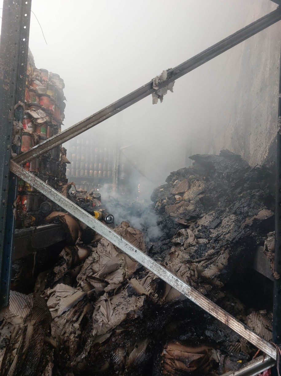 W hali znajdowały się głównie palety ze słoikami /OSP KSRG STARA GÓRA /