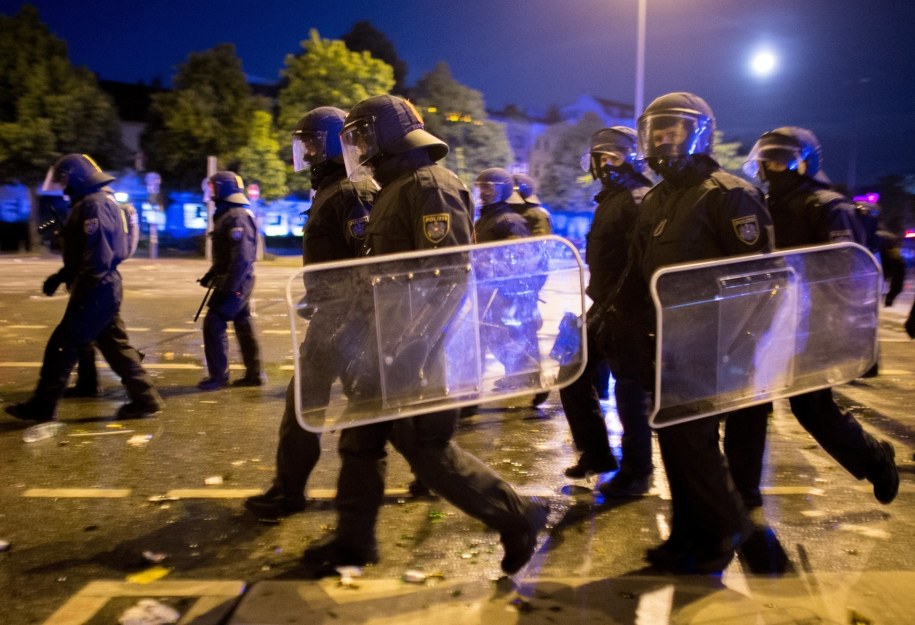 W Hamburgu w nocy z soboty na niedzielę ponownie doszło do interwencji policji /ALEXANDER BECHER /PAP/EPA