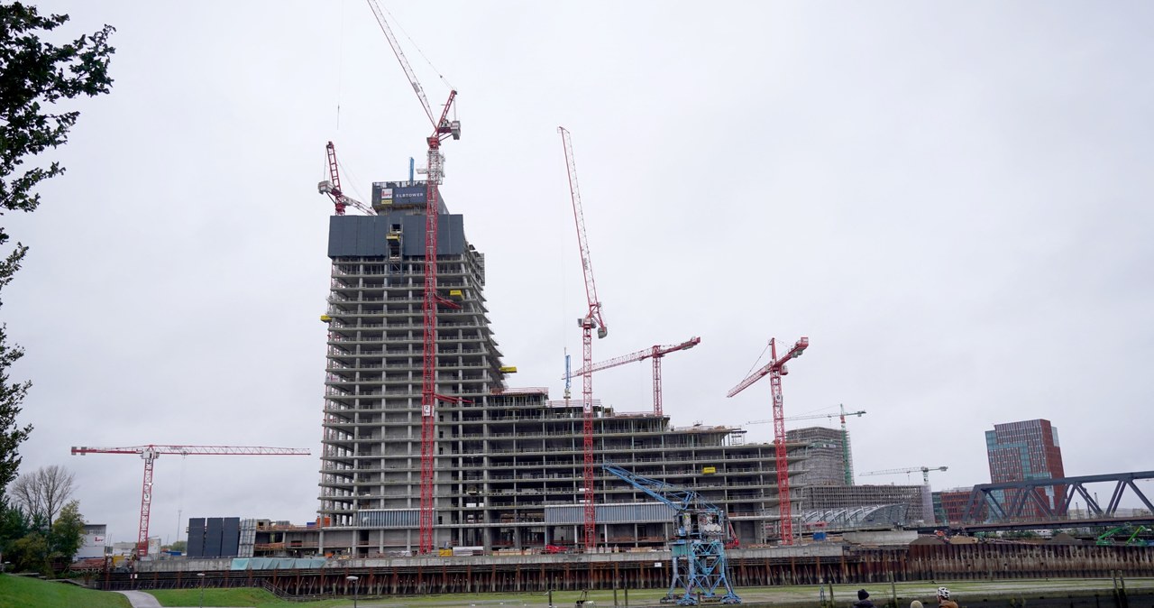W Hamburgu wstrzymano budowę Elbtower, jednego z najwyższych wieżowców w kraju /MARCUS BRANDT/DPA/dpa Picture-Alliance /AFP