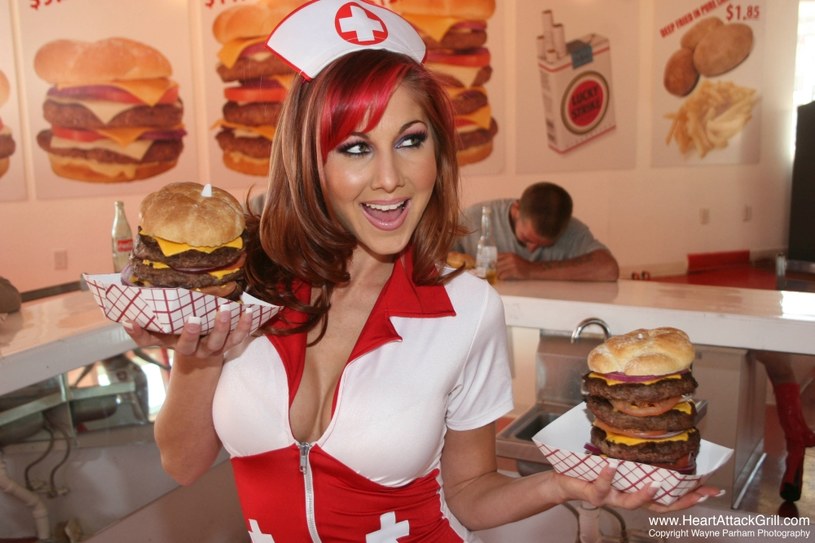 W Heart Attack Grill seksowne pielęgniarki pomagają w walce z anoreksją... /Wayne Parham /materiały prasowe