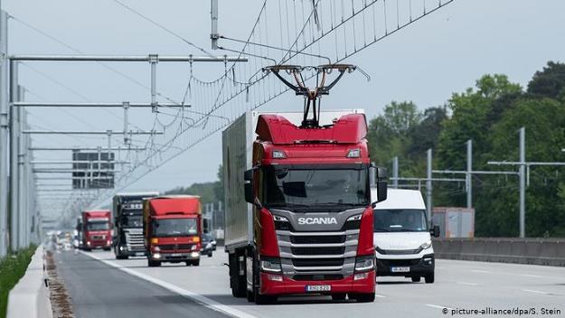 W Hesji otwarto pierwszy testowy odcinek autostrady dla ciężarówek napędzanych prądem /Deutsche Welle