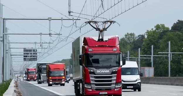 W Hesji otwarto pierwszy testowy odcinek autostrady dla ciężarówek napędzanych prądem /Deutsche Welle