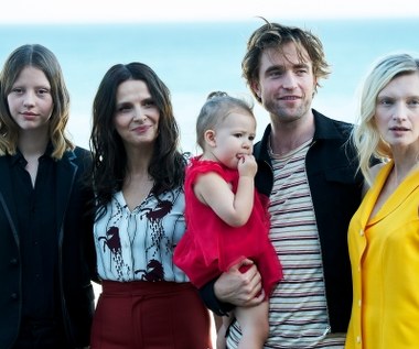 W "High Life", obok Pattinsona i Buzek, zobaczymy również: Juliette Binoche ("Sils Maria"), Mię Goth ("Nimfomanka") oraz kilkuletnią Scarlett Lindsey, która zagrała ekranową córeczkę bohatera Pattinsona. 