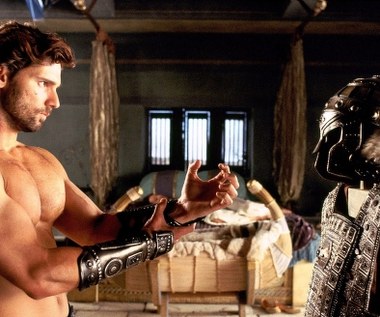 W historycznej superprodukcji "Troja" wcielił się w postać księcia Troi, Hektora.
- Od razu przykuł moją uwagę – przypomina sobie aktor. – Jest bardzo szlachetny i bardzo odważny, to cechy klasycznych bohaterów, zarówno w sensie filmowym, jak i ludzkim. Hektor ma żonę i dziecko, ale wyczuwam w nim, że całe miasto, cała Troja jest jego rodziną. Choć cały film jest epicki, według mnie pokazuje naprawdę osobistą historię, bardzo bliskie więzi ludzkie, namiętności i uczucia, z których kiełkuje wojna i chaos - wyjaśniał Bana.