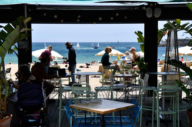 W Hiszpanii brak alkoholi, głównie z importu. Nz. bar na plaży Bogatell w Barcelonie /AFP
