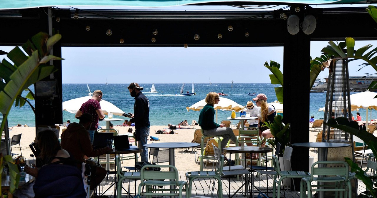 W Hiszpanii brak alkoholi, głównie z importu. Nz. bar na plaży Bogatell w Barcelonie /AFP