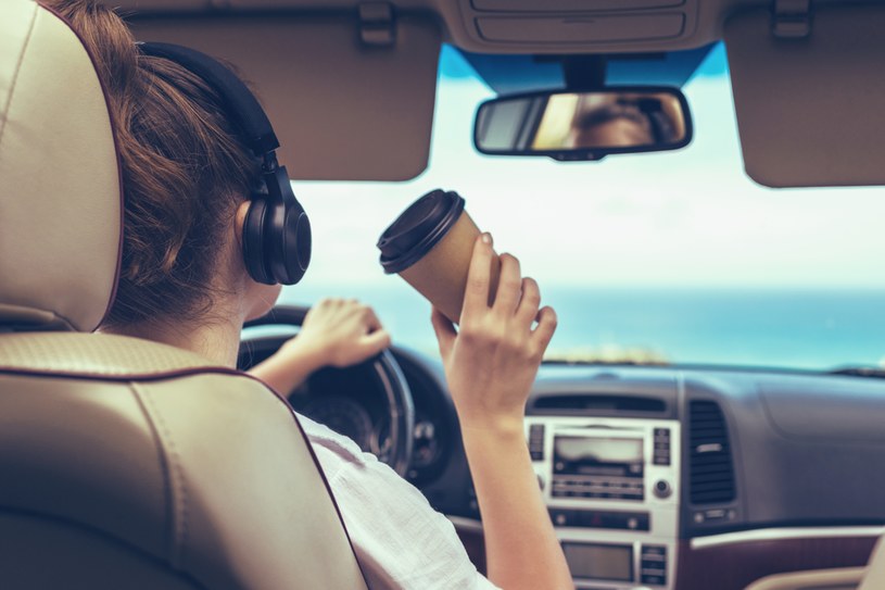 W Hiszpanii i Francji nie można korzystać ze słuchawek w trakcie prowadzenia samochodu. /123RF/PICSEL