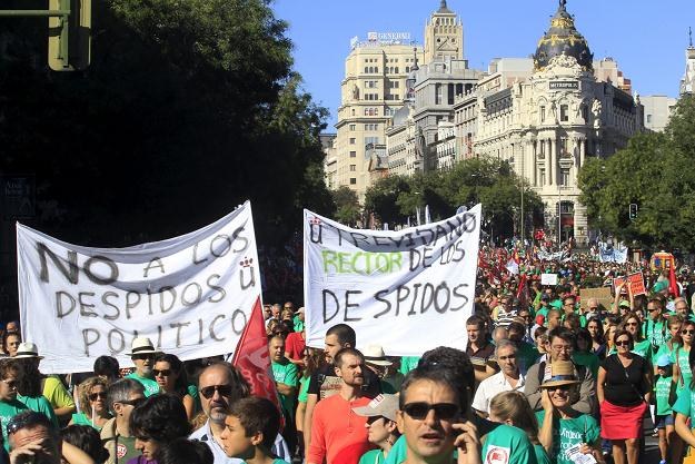 W Hiszpanii jest źle. Jeden z protestów przeciwko rządowi /PAP/EPA