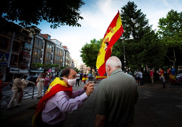 W Hiszpanii masowe protesty przeciwko wolnemu znoszeniu ograniczeń związanych z koronawirusem /PACO SANTAMARIA /PAP/EPA