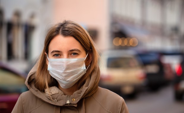 W Hiszpanii wraca obowiązek noszenia maseczek na zewnątrz