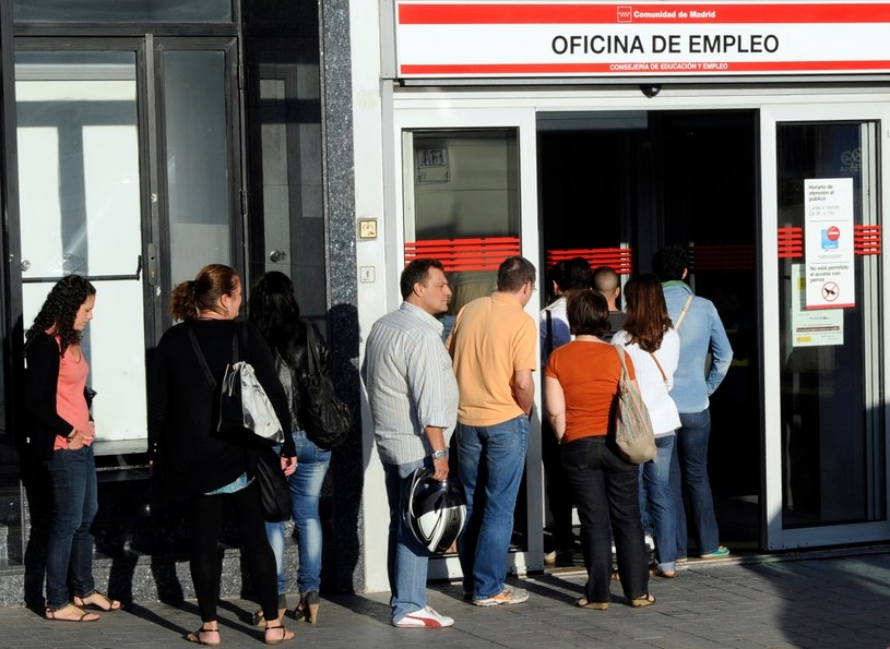 W Hiszpanii wydłużają się kolejki do biur pośrednictwa pracy /AFP