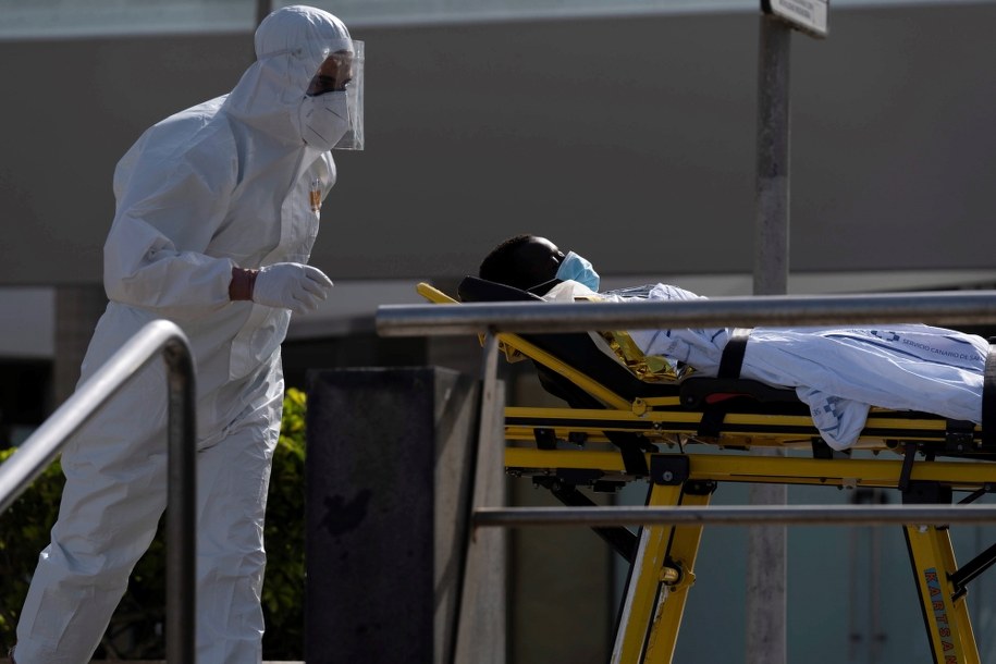 W hiszpańskiej Katalonii w ciągu ostatniej doby odnotowano prawie 2 tys. nowych zakażeń Covid-19 /Miguel Barreto /PAP/EPA