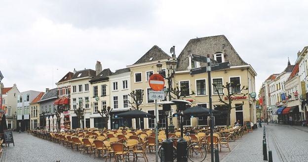 W Holandii czeka na nas wiele niespodzianek. Na zdjęciu uliczna kawiarnia w Bredzie /&copy;123RF/PICSEL