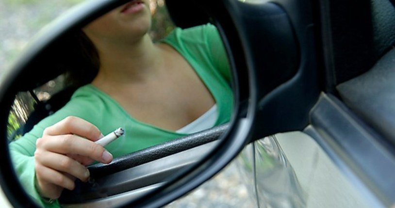 W Holandii zakaz palenia w kabinie dotyczy również postoju pojazdu! /East News