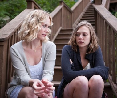 W horrorze "Martha Marcy May Marlene" (2011) Sarah Paulson wcieliła się w postać krewnej tytułowej bohaterki - młodej dziewczyny, która rezygnuje z życia w sekcie i próbuje odnaleźć własną tożsamość.

Aktorka dołożyła wszelkich starań, żeby jej postać była troskliwa, ale nie idealna. „Ma dobre intencje, ale nie do końca potrafi je realizować. Lepiej się dogaduje z obcymi niż bliskimi” – mówiła Sarah Paulson. 

Aktorka dodała, że najtrudniej było instynktownie odegrać naturalne reakcje na nową sytuację : „Zazwyczaj słucham głosu serca, ale tym razem musiałam całkowicie mu zaufać. Postanowiłam, że moja bohaterka będzie słuchać intuicji, ale będzie miała trudności z okazywaniem uczuć i działaniem”.