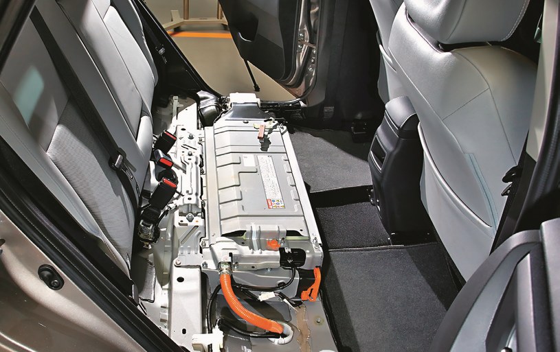 W hybrydowej wersji Aurisa i Yarisa zespół akumulatorów wysokiego napięcia został ukryty pod tylnym siedzeniem. Dzięki temu nie ucierpiała pojemność bagażnika. /Motor