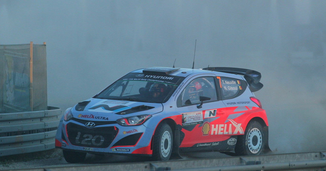 W Hyundai i20 WRC Neuville'a zapaliły się hamulce /Tomasz Waszczuk /PAP