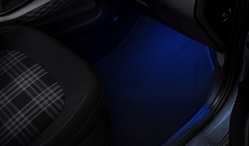 W Hyundaiu i10 po liftingu znajdziemy niebieskie oświetlenie nastrojowe. /Hyundai /materiały prasowe
