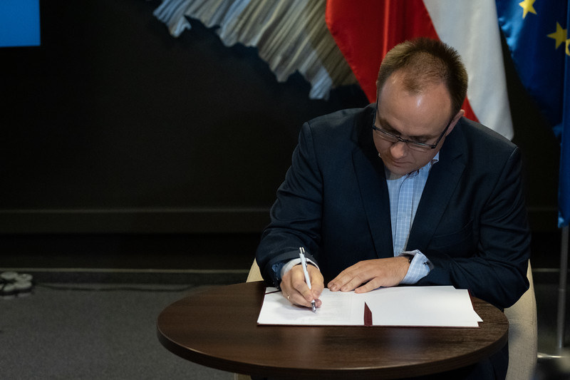 W imieniu Interii dokument podpisał Paweł Czuryło, z-ca redaktora naczelnego /INTERIA