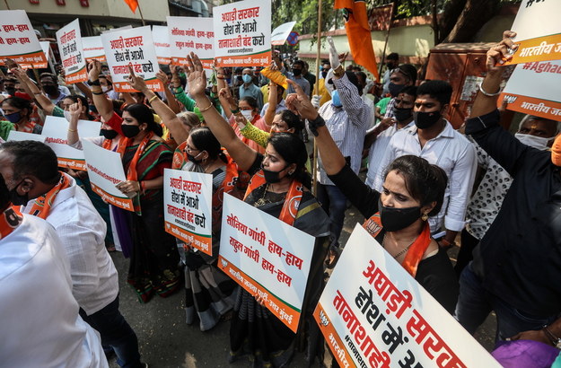 W Indiach odbywają się antyrządowe protesty po aresztowaniu Arnaba Goswamiego, głównego informatora indyjskiego kanału telewizyjnego w Bombaju w Indiach /DIVYAKANT SOLANKI /PAP/EPA