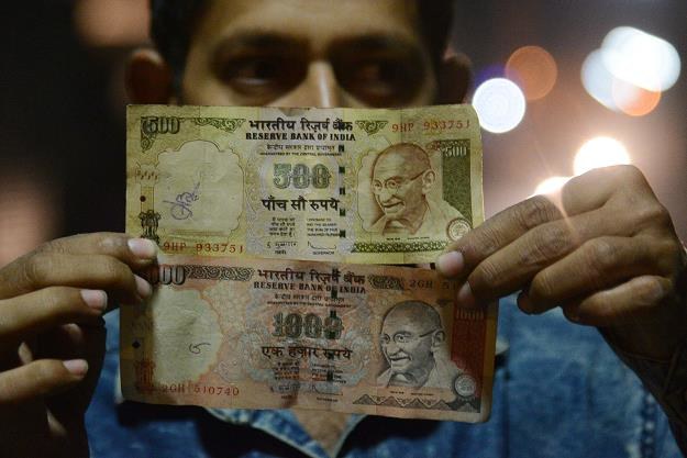 W Indiach zostaną unieważnione banknoty o dwóch najwyższych nominałach - 500 i 1000 rupii /AFP