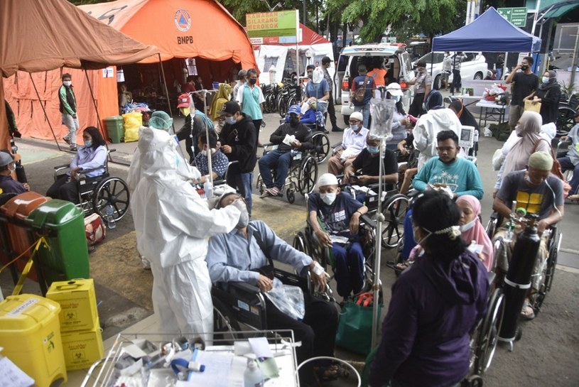 W Indonezji rośnie liczba hospitalizacji z powodu COVID-19 /REZAS/AFP /East News