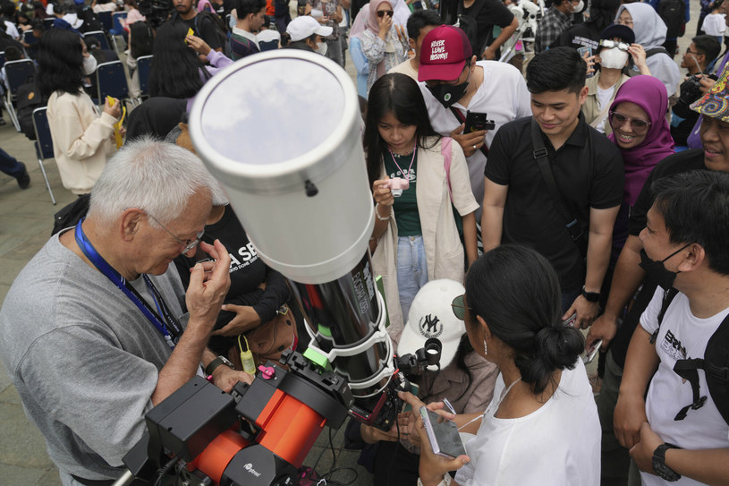 W Indonezji widoczne było częściowe zaćmienie Słońca. Tłumy oglądały je przy pomocy różnych przyrządów, np. teleskopów. /Tatan Syuflana/Associated Press/East News /East News