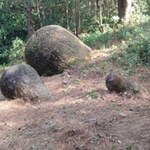 W indyjskiej dżungli odkryto dziwne, wielkie kamienne naczynia