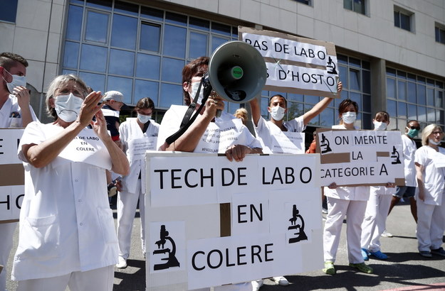 W innych miastach lekarze i pielęgniarki protestowali przed szpitalami /GUILLAUME HORCAJUELO  /PAP/EPA