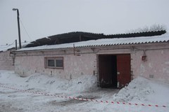 W Inowrocławiu zawalił się dach starego garażu