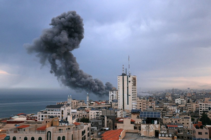 W internecie pojawiają się niepotwierdzone informacje na temat wojny w Izraelu /MAHMUD HAMS/AFP/East News /East News