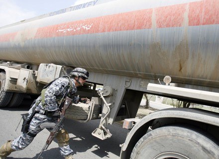W irackiej wojnie paliwo odgrywa ogromną rolę. Nz. żołnierz armii irackiej. /AFP