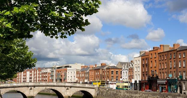 W Irlandii najbogatsi pracują tylko pięć lat na apartament. Na zdjęciu Dublin, stolica kraju /&copy;123RF/PICSEL